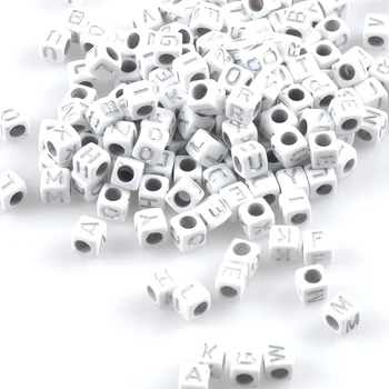 200PC Vegyes fehér és ezüstös akril ábécé/betű négyzet alakú gyöngyök Póni gyöngyök ékszerkészítéshez 6x6mm YKL0568X